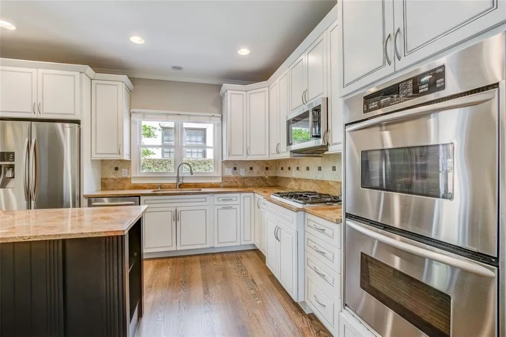 205 Embassy Court, Sandy Springs, Georgia 30328, 3 Bedrooms Bedrooms, ,2 BathroomsBathrooms,Residential,Sold,205 Embassy Court,7033985