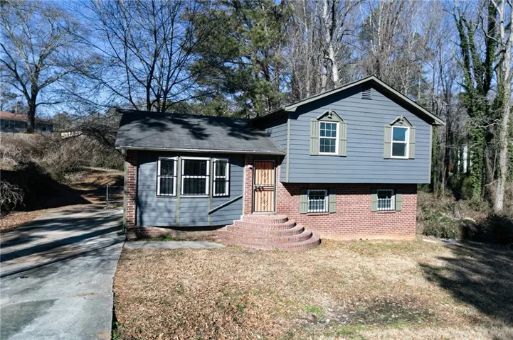 Split level home featuring a front yard