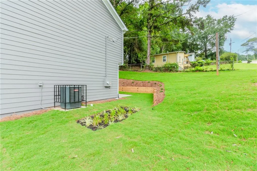 View of grassy yard