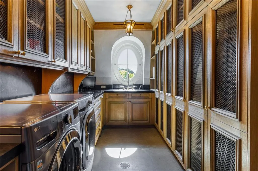 2288 Peachtree Road Nw Unit 6, Atlanta, Georgia 30305, 4 Bedrooms Bedrooms, ,5 BathroomsBathrooms,Residential,For Sale,2288 Peachtree Road Nw Unit 6,7679145