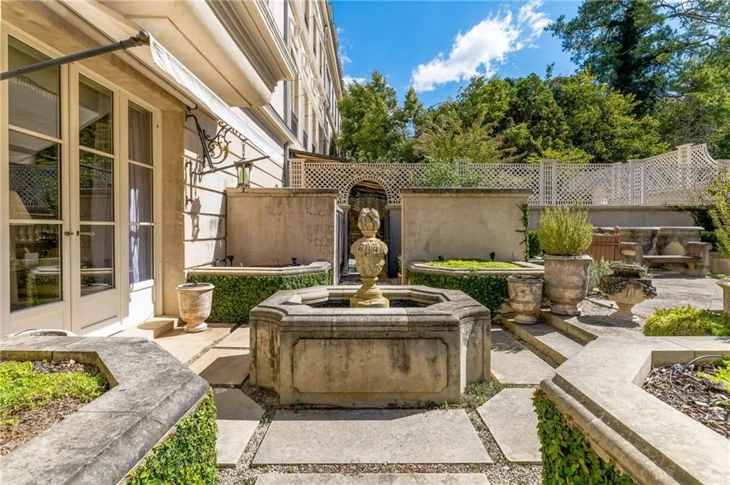 2288 Peachtree Road Nw Unit 6, Atlanta, Georgia 30305, 4 Bedrooms Bedrooms, ,5 BathroomsBathrooms,Residential,For Sale,2288 Peachtree Road Nw Unit 6,7679145