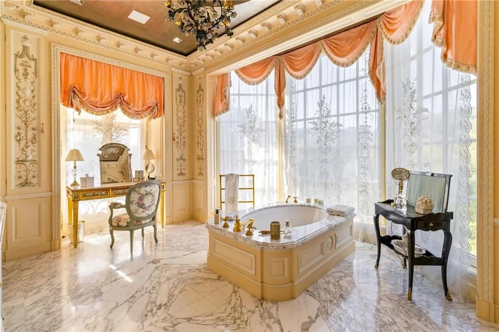 2288 Peachtree Road Nw Unit 6, Atlanta, Georgia 30305, 4 Bedrooms Bedrooms, ,5 BathroomsBathrooms,Residential,For Sale,2288 Peachtree Road Nw Unit 6,7679145