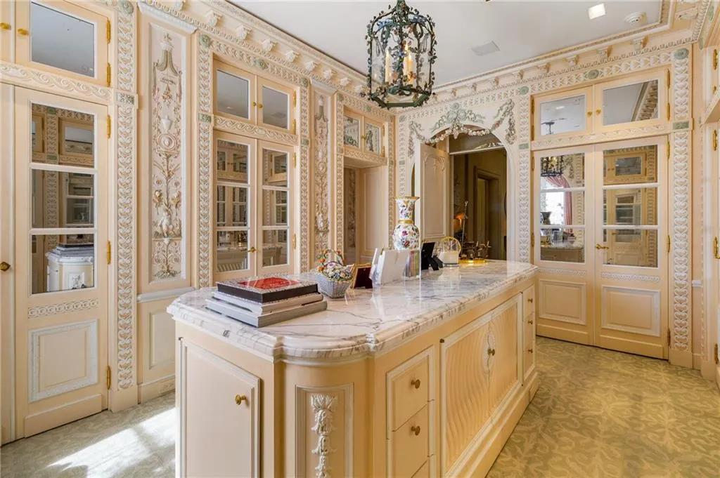 2288 Peachtree Road Nw Unit 6, Atlanta, Georgia 30305, 4 Bedrooms Bedrooms, ,5 BathroomsBathrooms,Residential,For Sale,2288 Peachtree Road Nw Unit 6,7679145