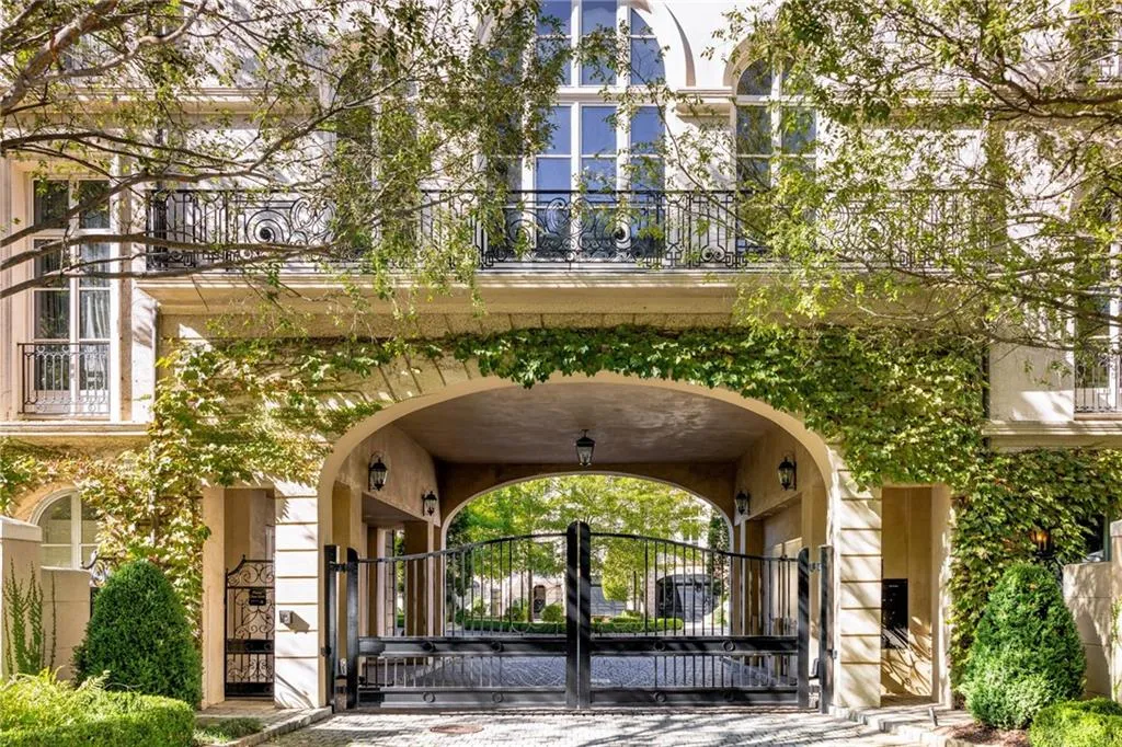 2288 Peachtree Road Nw Unit 6, Atlanta, Georgia 30305, 4 Bedrooms Bedrooms, ,5 BathroomsBathrooms,Residential,For Sale,2288 Peachtree Road Nw Unit 6,7679145