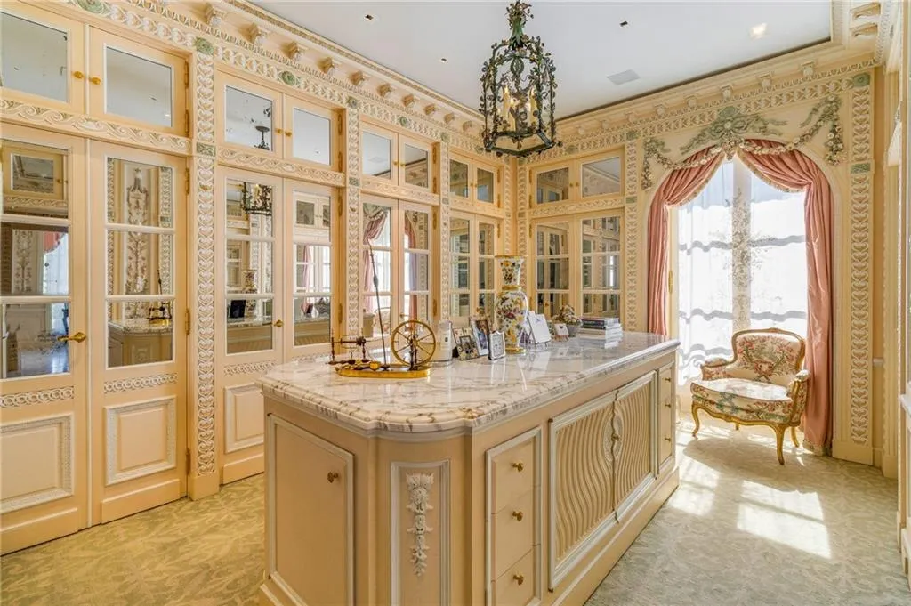 2288 Peachtree Road Nw Unit 6, Atlanta, Georgia 30305, 4 Bedrooms Bedrooms, ,5 BathroomsBathrooms,Residential,For Sale,2288 Peachtree Road Nw Unit 6,7679145