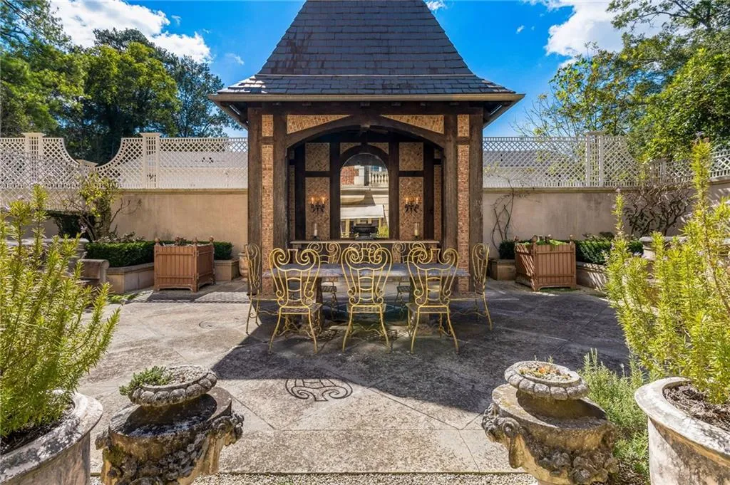 2288 Peachtree Road Nw Unit 6, Atlanta, Georgia 30305, 4 Bedrooms Bedrooms, ,5 BathroomsBathrooms,Residential,For Sale,2288 Peachtree Road Nw Unit 6,7679145