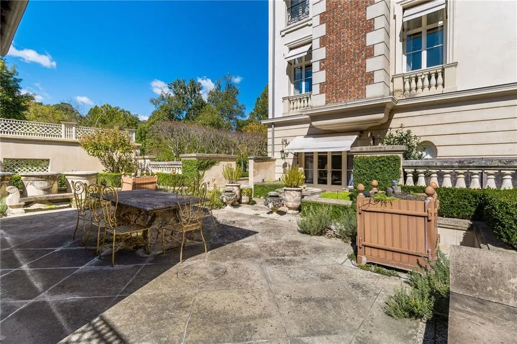 2288 Peachtree Road Nw Unit 6, Atlanta, Georgia 30305, 4 Bedrooms Bedrooms, ,5 BathroomsBathrooms,Residential,For Sale,2288 Peachtree Road Nw Unit 6,7679145