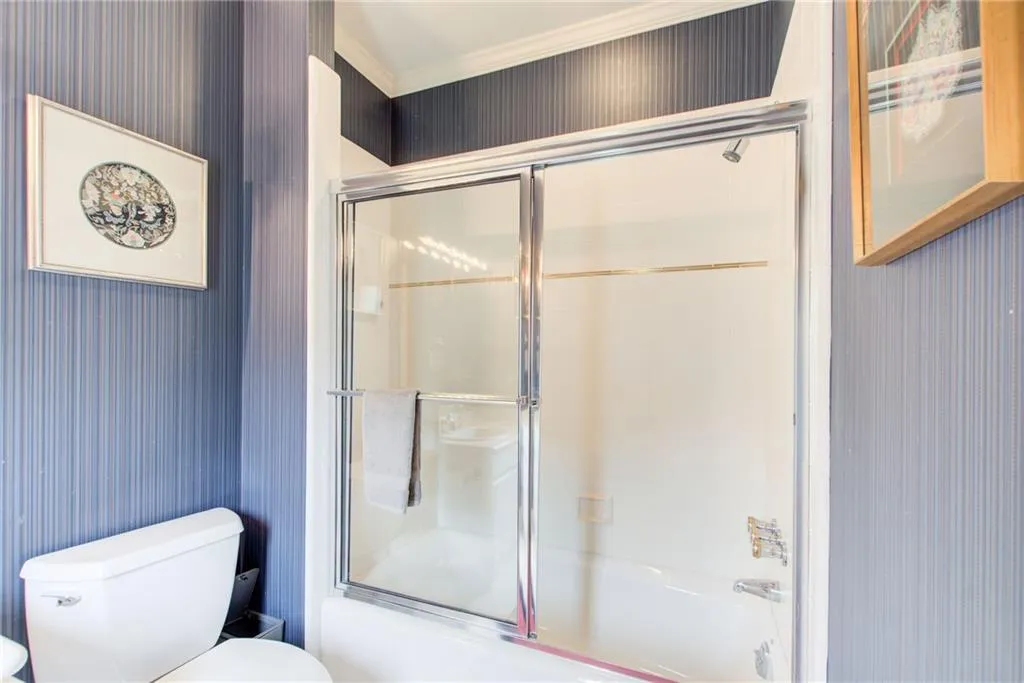 Ensuite with tub/shower combo