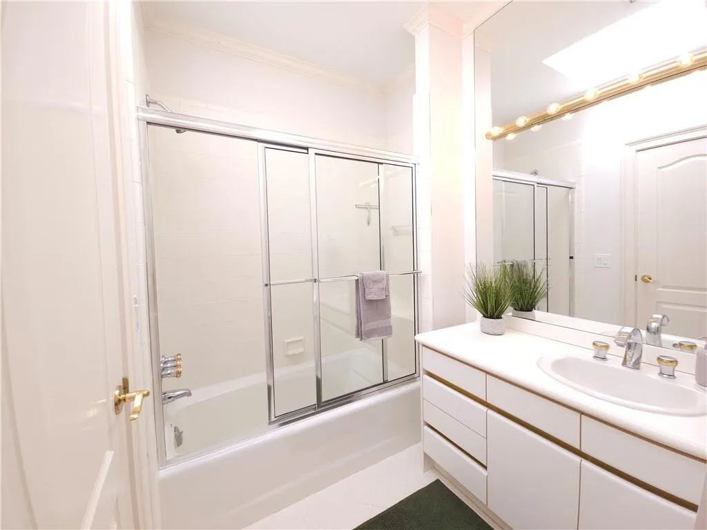 Ensuite bathroom with skylight