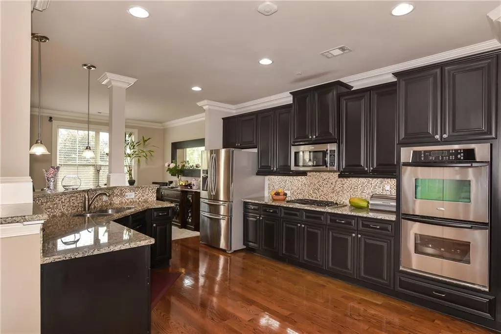 7975 Highland Bluff, Sandy Springs, Georgia 30328, 4 Bedrooms Bedrooms, ,3 BathroomsBathrooms,Residential,Sold,7975 Highland Bluff,6552959