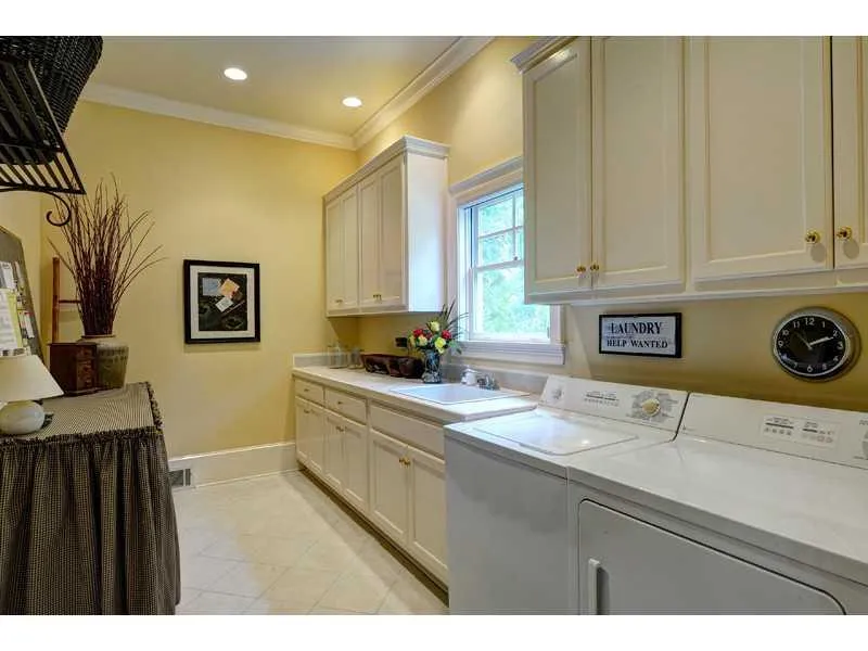6057 Heards Drive, Sandy Springs, Georgia 30328, 6 Bedrooms Bedrooms, ,5 BathroomsBathrooms,Residential,Sold,6057 Heards Drive,5586077