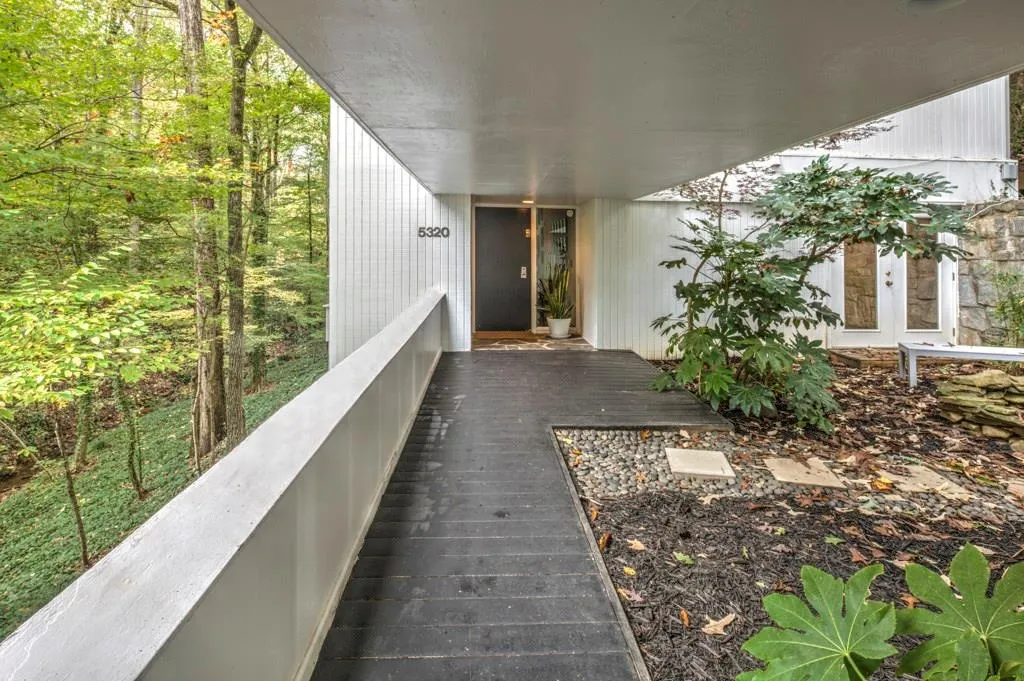5320 Mount Vernon Parkway, Atlanta, Georgia 30327, 4 Bedrooms Bedrooms, ,3 BathroomsBathrooms,Residential,Sold,5320 Mount Vernon Parkway,5614039