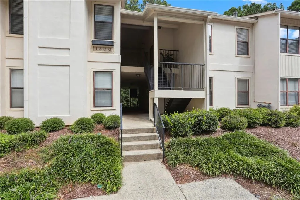 Exterior entrance, unit on main level!
