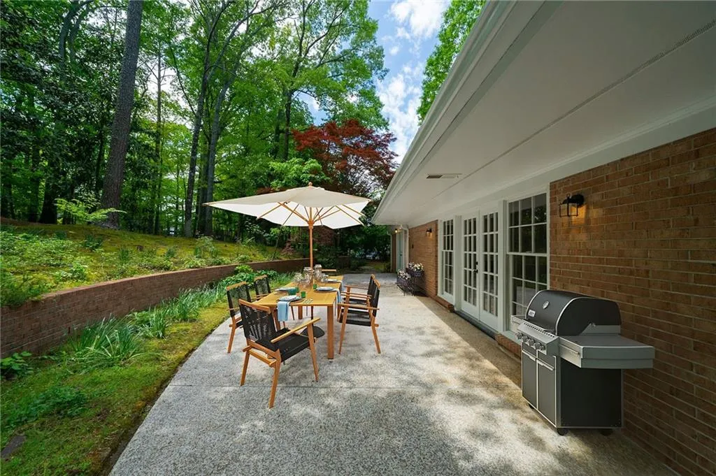 70 River Court Parkway, Sandy Springs, Georgia 30328, 5 Bedrooms Bedrooms, ,3 BathroomsBathrooms,Residential,Sold,70 River Court Parkway,6714130