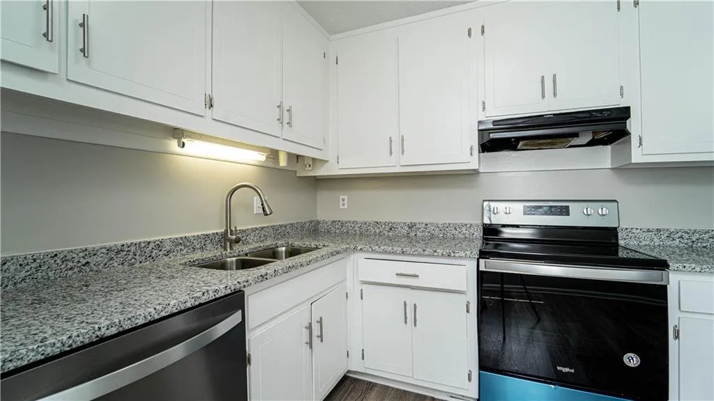 380 N River Parkway Unit C, Sandy Springs, Georgia 30350, 3 Bedrooms Bedrooms, ,2 BathroomsBathrooms,Residential,Sold,380 N River Parkway Unit C,6775549