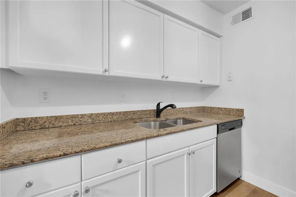1150 Collier Road Nw Unit 2j, Atlanta, Georgia 30318, 2 Bedrooms Bedrooms, 0 ,2 BathroomsBathrooms,Residential,For Sale,1150 Collier Road Nw Unit 2j,7655340