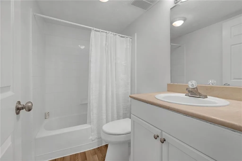 1150 Collier Road Nw Unit 2j, Atlanta, Georgia 30318, 2 Bedrooms Bedrooms, 0 ,2 BathroomsBathrooms,Residential,For Sale,1150 Collier Road Nw Unit 2j,7655340