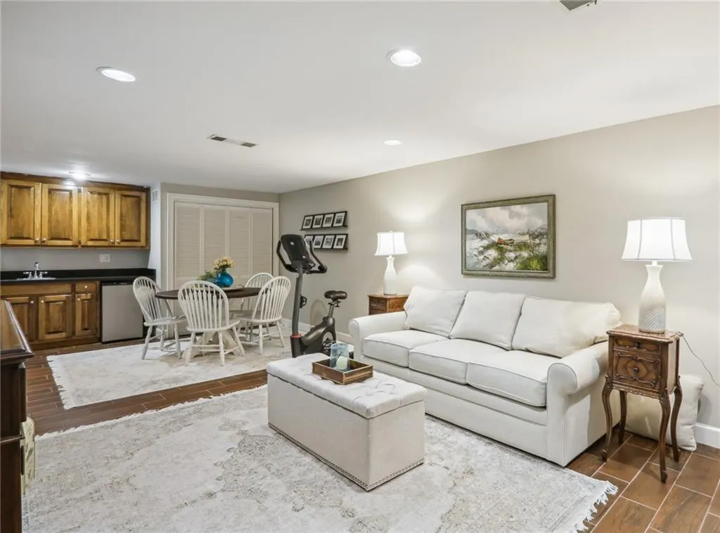 7155 Roswell Road Unit 13, Sandy Springs, Georgia 30328, 3 Bedrooms Bedrooms, ,3 BathroomsBathrooms,Residential,Sold,7155 Roswell Road Unit 13,7259267