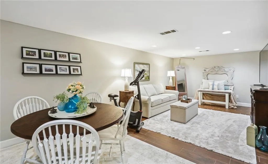 7155 Roswell Road Unit 13, Sandy Springs, Georgia 30328, 3 Bedrooms Bedrooms, ,3 BathroomsBathrooms,Residential,Sold,7155 Roswell Road Unit 13,7259267