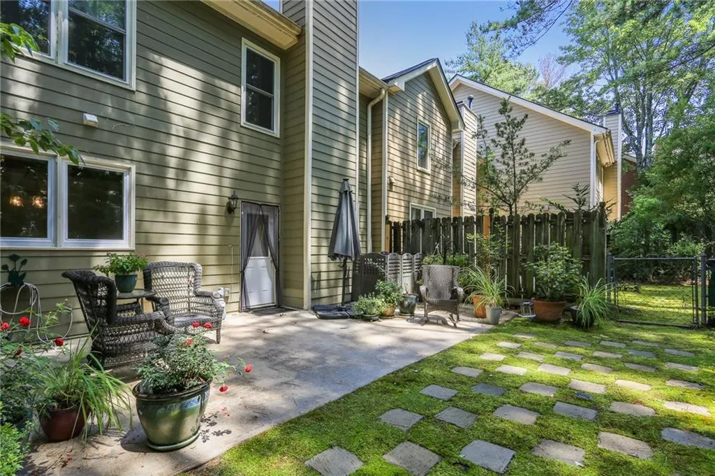 7155 Roswell Road Unit 13, Sandy Springs, Georgia 30328, 3 Bedrooms Bedrooms, ,3 BathroomsBathrooms,Residential,Sold,7155 Roswell Road Unit 13,7259267
