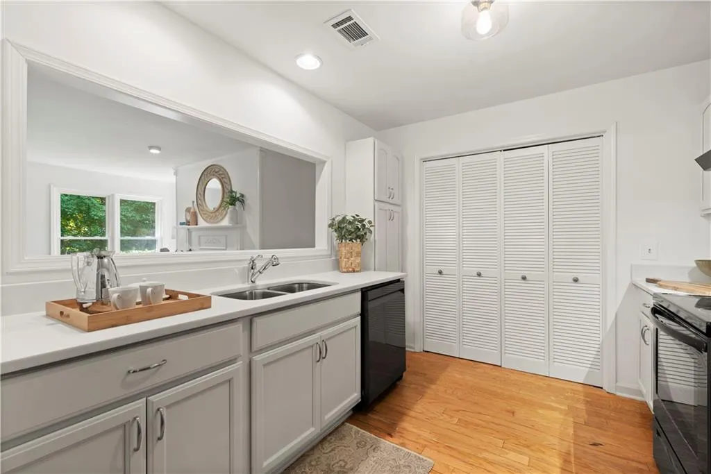 305 Bainbridge Drive, Sandy Springs, Georgia 30327, 2 Bedrooms Bedrooms, ,2 BathroomsBathrooms,Residential,Sold,305 Bainbridge Drive,7080883