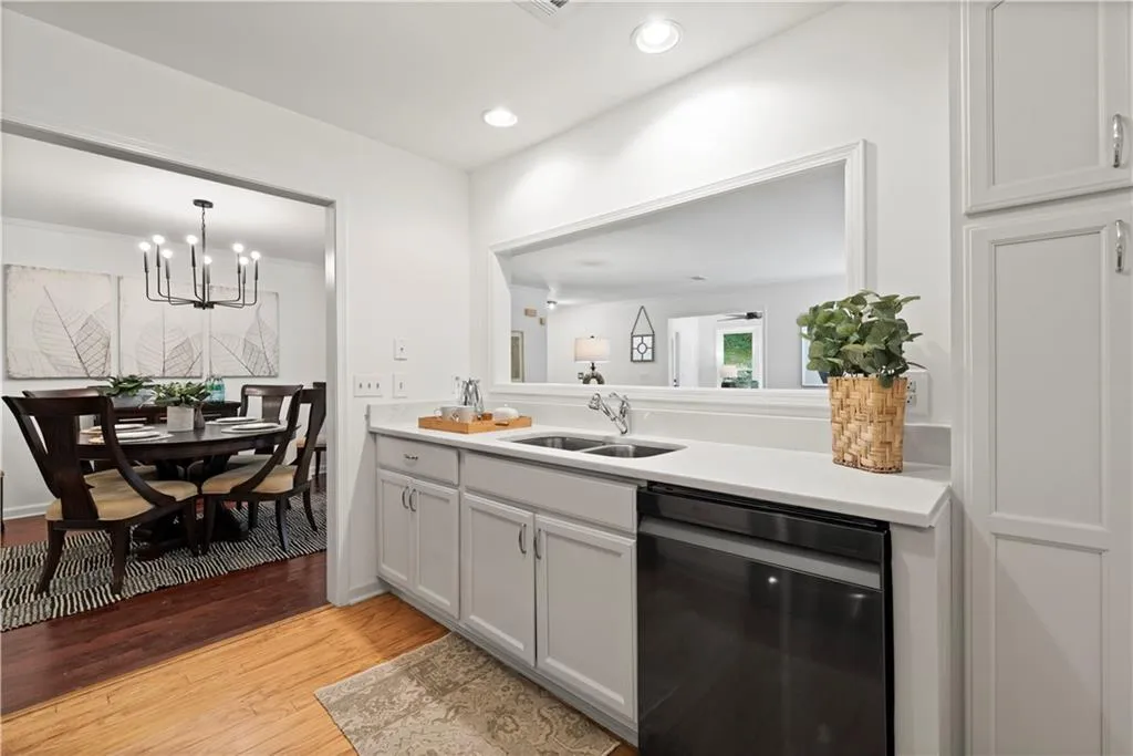 305 Bainbridge Drive, Sandy Springs, Georgia 30327, 2 Bedrooms Bedrooms, ,2 BathroomsBathrooms,Residential,Sold,305 Bainbridge Drive,7080883