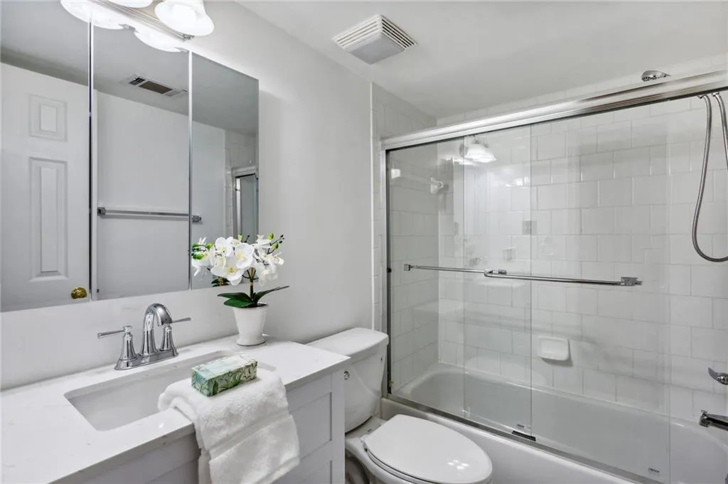 Clean & Bright Hall Bathroom has been updated
