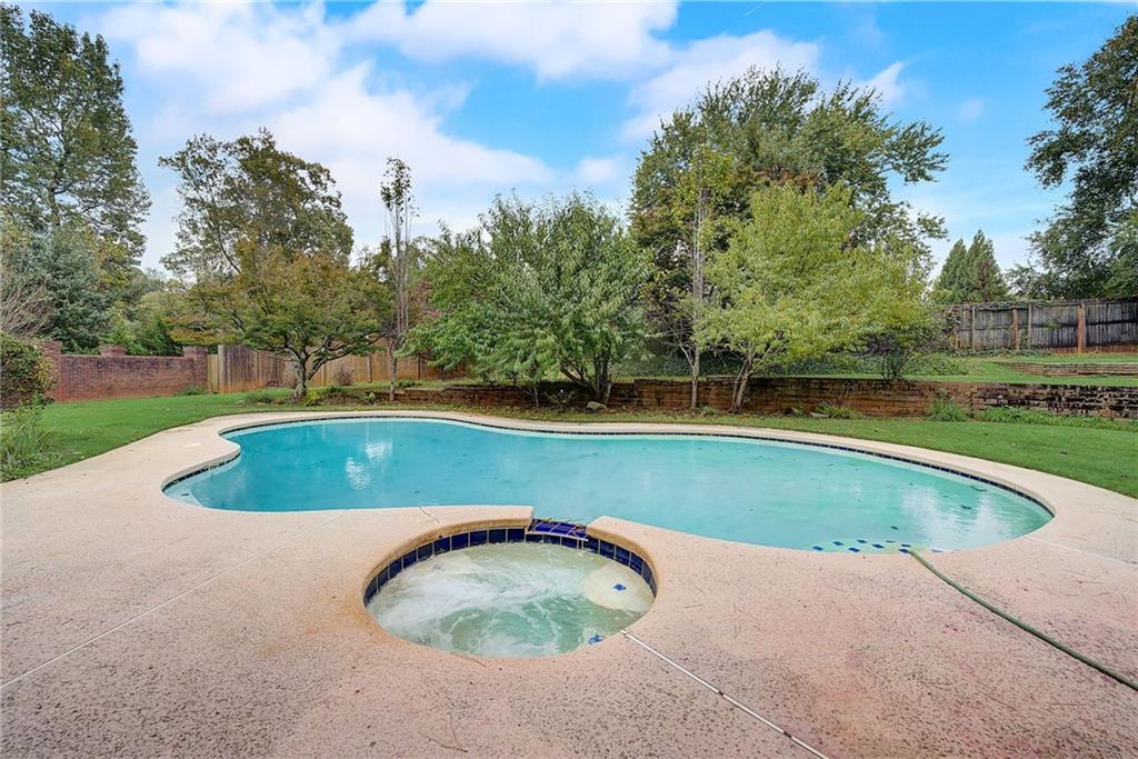 5005 Willow Bluff Drive, Sandy Springs, Georgia 30350, 7 Bedrooms Bedrooms, ,4 BathroomsBathrooms,Residential,Sold,5005 Willow Bluff Drive,7309603