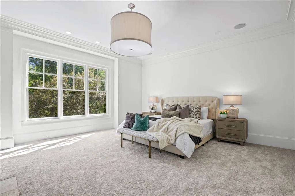 Plenty of room for sitting area