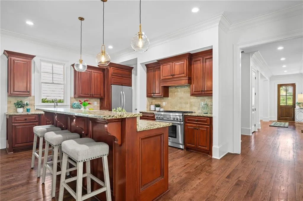 Large island with bar seating