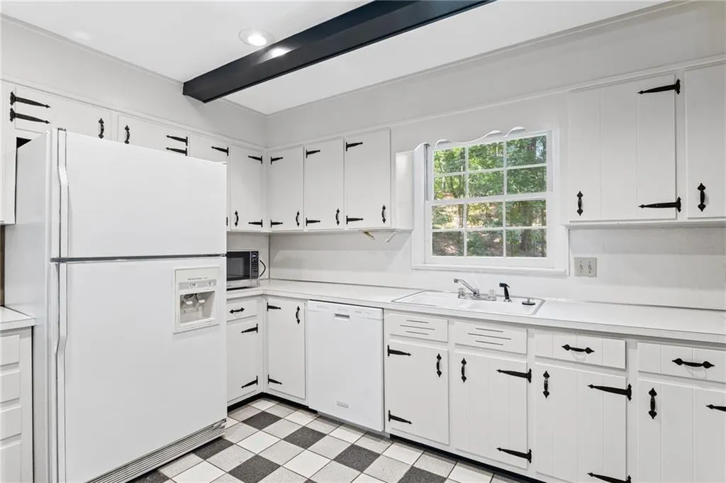 965 Heards Ferry Road, Atlanta, Georgia 30328, 4 Bedrooms Bedrooms, ,3 BathroomsBathrooms,Residential,For Sale,965 Heards Ferry Road,7649962