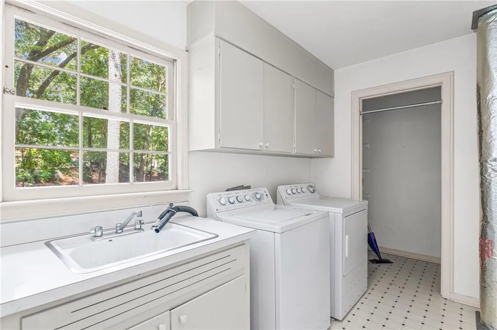 965 Heards Ferry Road, Atlanta, Georgia 30328, 4 Bedrooms Bedrooms, ,3 BathroomsBathrooms,Residential,For Sale,965 Heards Ferry Road,7649962