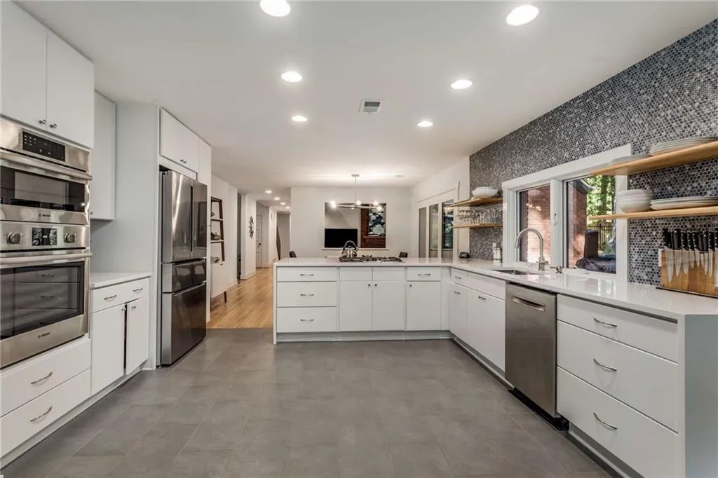 255 Brackenwood Circle, Sandy Springs, Georgia 30328, 3 Bedrooms Bedrooms, ,3 BathroomsBathrooms,Residential,Sold,255 Brackenwood Circle,7121435