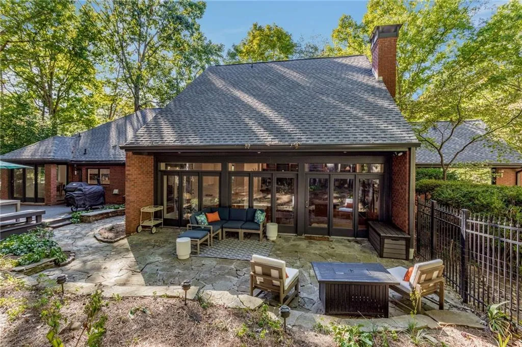 255 Brackenwood Circle, Sandy Springs, Georgia 30328, 3 Bedrooms Bedrooms, ,3 BathroomsBathrooms,Residential,Sold,255 Brackenwood Circle,7121435