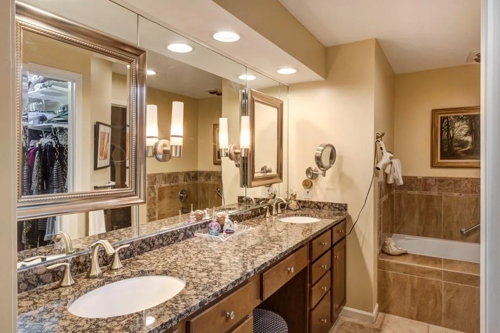 1003 Dunwoody Chace Unit 1003, Sandy Springs, Georgia 30328, 3 Bedrooms Bedrooms, ,3 BathroomsBathrooms,Residential,Sold,1003 Dunwoody Chace Unit 1003,6973545
