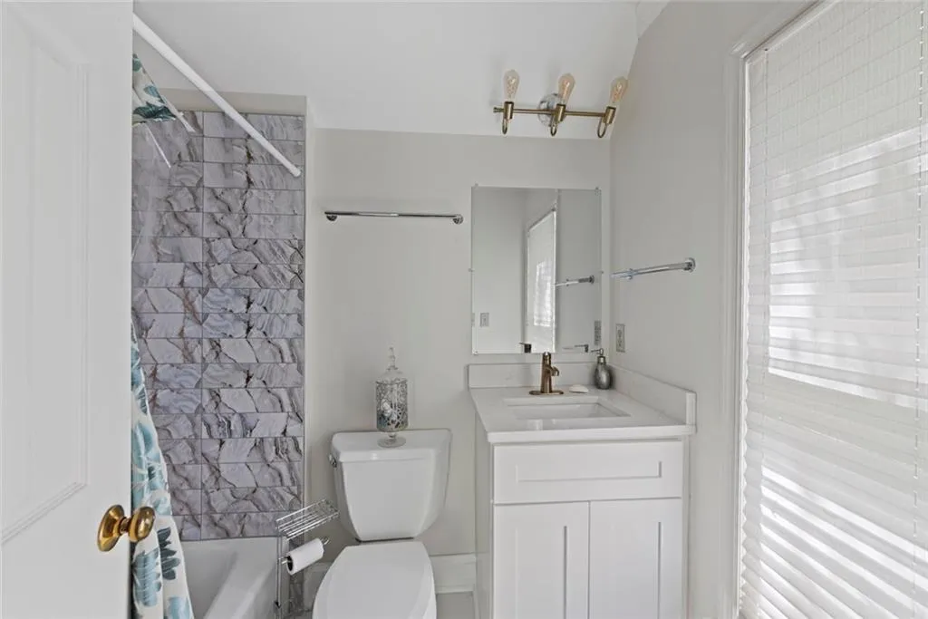 Full Bathroom.jpg