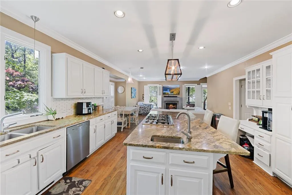 Kitchen 2.jpg