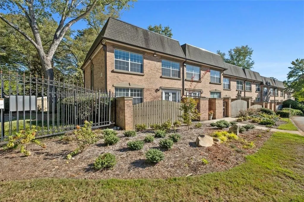 6980 Roswell Road Unit A8, Atlanta, Georgia 30328, 3 Bedrooms Bedrooms, ,2 BathroomsBathrooms,Residential,For Sale,6980 Roswell Road Unit A8,7721436