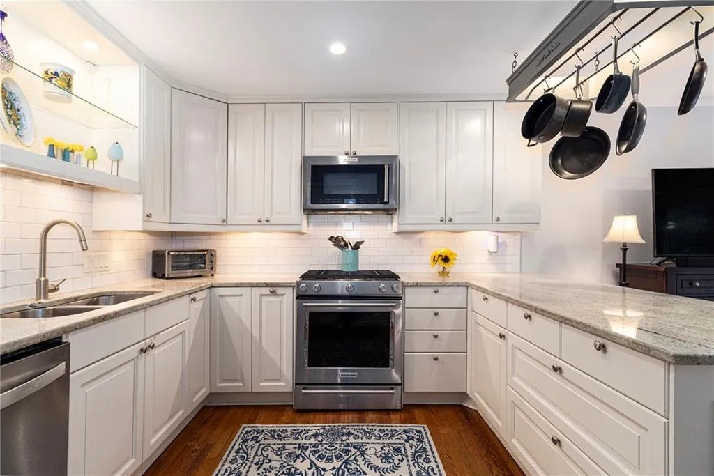 250 The South Chace, Atlanta, Georgia 30328, 3 Bedrooms Bedrooms, ,2 BathroomsBathrooms,Residential,For Sale,250 The South Chace,7663649