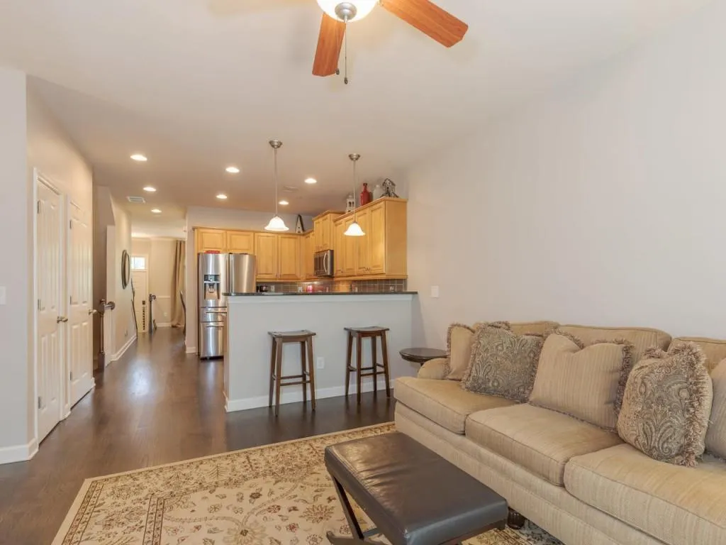 7235 Highland Bluff Unit 4, Sandy Springs, Georgia 30328, 3 Bedrooms Bedrooms, ,3 BathroomsBathrooms,Residential,Sold,7235 Highland Bluff Unit 4,6027285