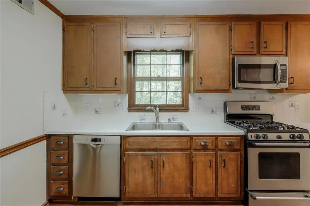 100 N Mill Road, Sandy Springs, Georgia 30328, 4 Bedrooms Bedrooms, ,3 BathroomsBathrooms,Residential,Sold,100 N Mill Road,6873207
