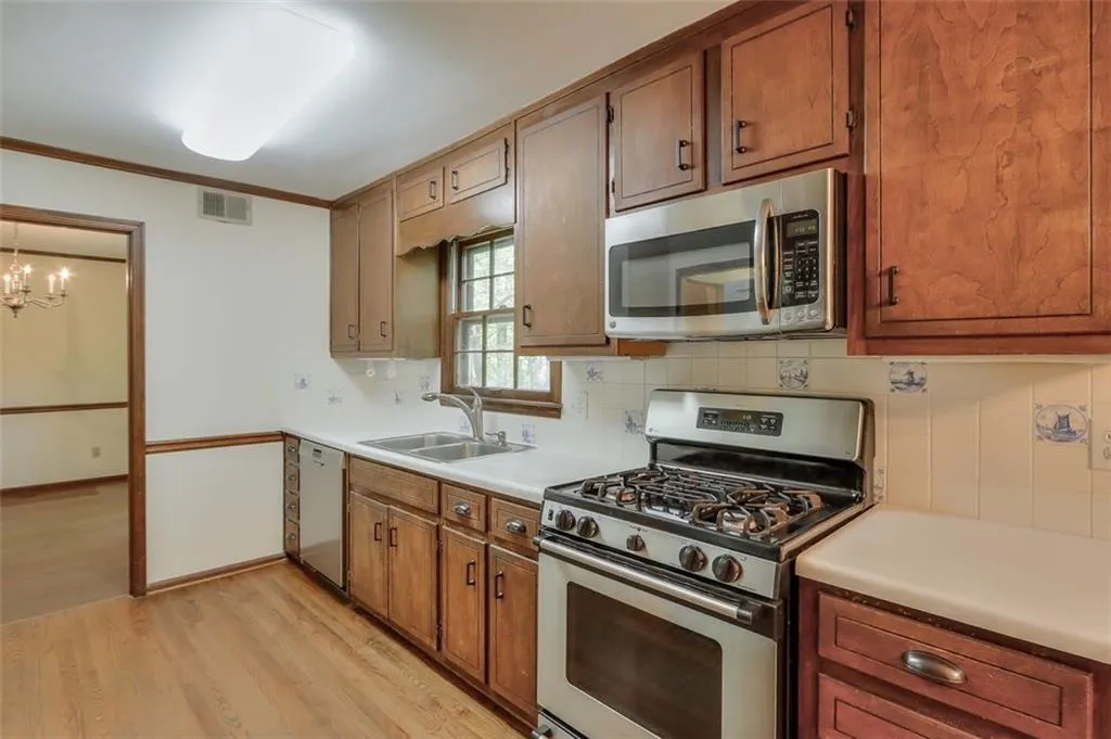 100 N Mill Road, Sandy Springs, Georgia 30328, 4 Bedrooms Bedrooms, ,3 BathroomsBathrooms,Residential,Sold,100 N Mill Road,6873207