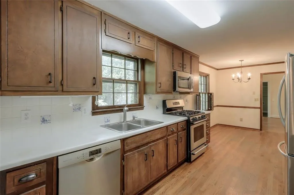 100 N Mill Road, Sandy Springs, Georgia 30328, 4 Bedrooms Bedrooms, ,3 BathroomsBathrooms,Residential,Sold,100 N Mill Road,6873207