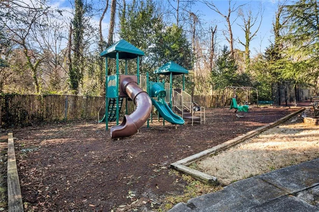 6700 Roswell Road Ne Unit 22e, Atlanta, Georgia 30328, 2 Bedrooms Bedrooms, ,2 BathroomsBathrooms,Residential,Sold,6700 Roswell Road Ne Unit 22e,6842494