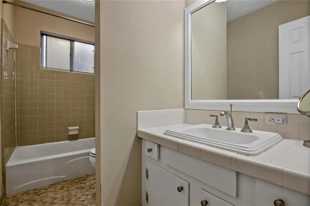 6700 Roswell Road Ne Unit 22e, Atlanta, Georgia 30328, 2 Bedrooms Bedrooms, ,2 BathroomsBathrooms,Residential,Sold,6700 Roswell Road Ne Unit 22e,6842494