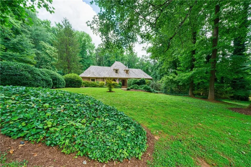 1060 Huntcliff, Sandy Springs, Georgia 30350, 6 Bedrooms Bedrooms, ,3 BathroomsBathrooms,Residential,Sold,1060 Huntcliff,6907601