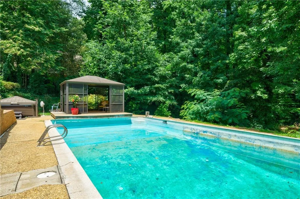 1060 Huntcliff, Sandy Springs, Georgia 30350, 6 Bedrooms Bedrooms, ,3 BathroomsBathrooms,Residential,Sold,1060 Huntcliff,6907601