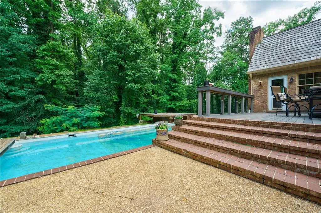 1060 Huntcliff, Sandy Springs, Georgia 30350, 6 Bedrooms Bedrooms, ,3 BathroomsBathrooms,Residential,Sold,1060 Huntcliff,6907601