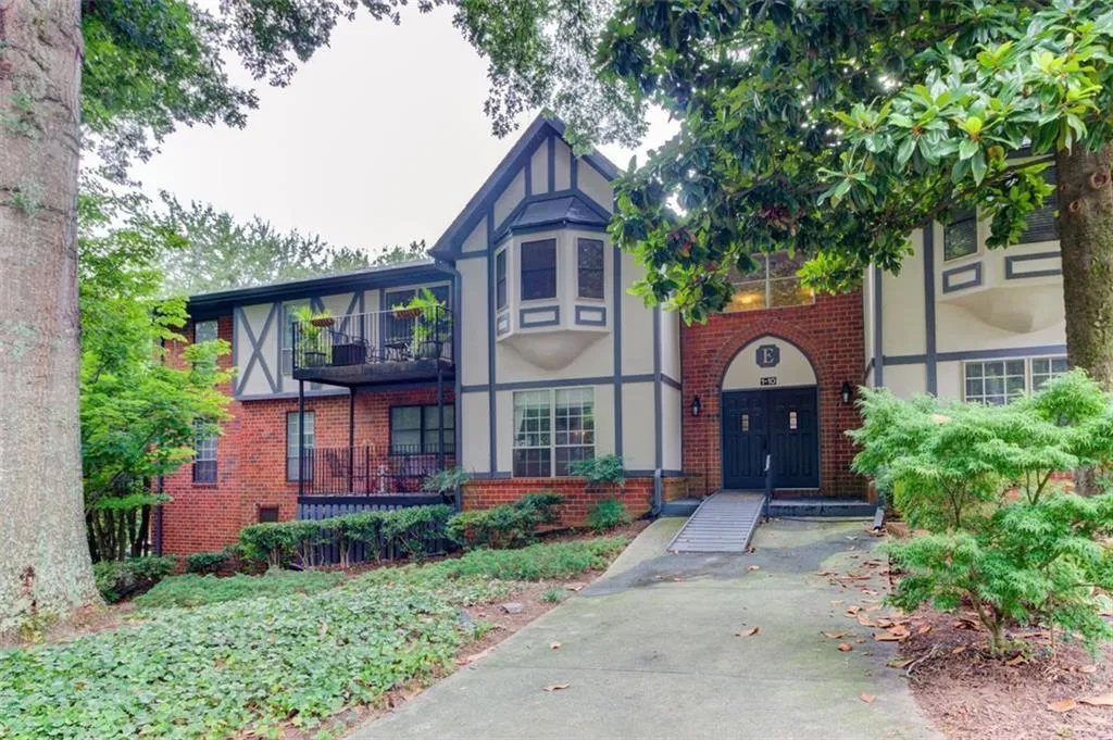 6851 Roswell Road Unit E9, Sandy Springs, Georgia 30328, 3 Bedrooms Bedrooms, ,2 BathroomsBathrooms,Residential,Sold,6851 Roswell Road Unit E9,6894581