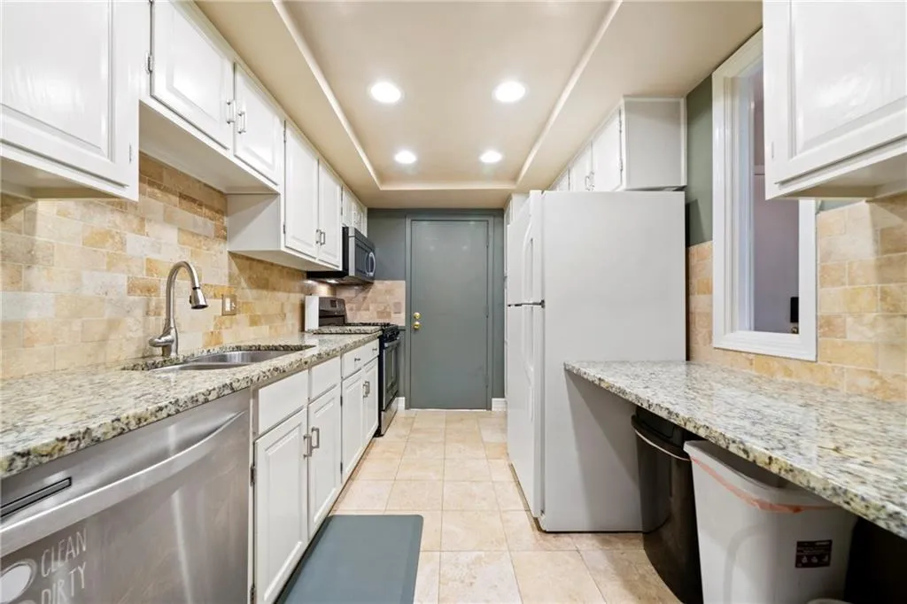 6851 Roswell Road Unit E9, Sandy Springs, Georgia 30328, 3 Bedrooms Bedrooms, ,2 BathroomsBathrooms,Residential,Sold,6851 Roswell Road Unit E9,6894581